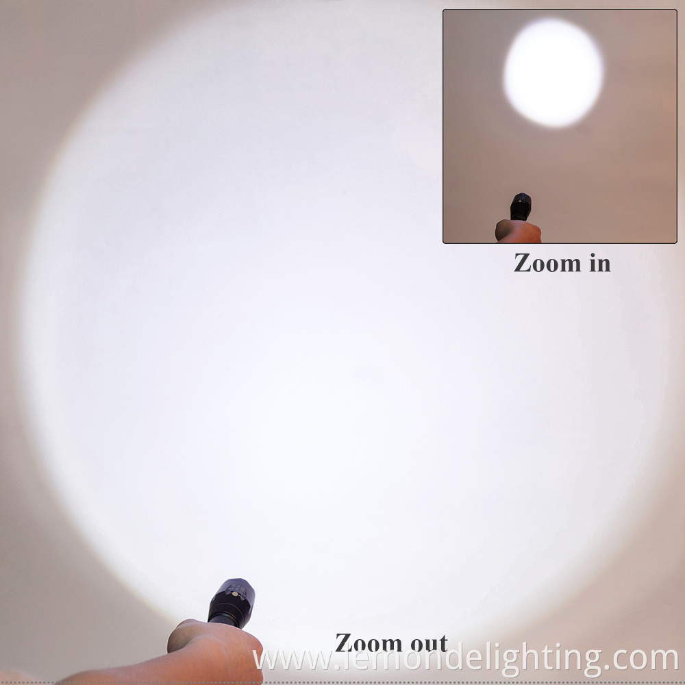 Versatile zoom flashlight